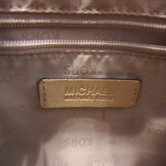 Pre-loved Michael Kors rose gold netallic purse - Picture 7 of 11